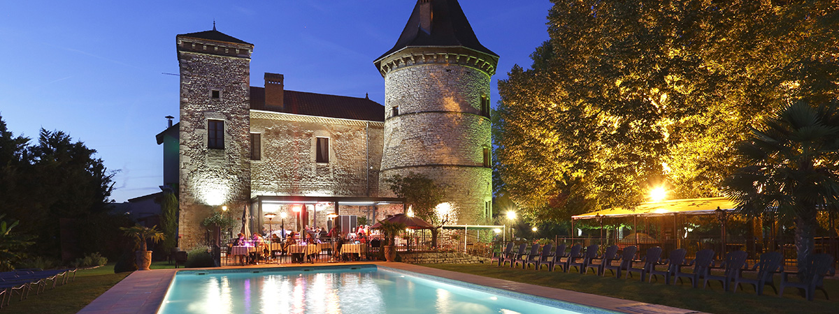 Le Château Chapeau Cornu et sa piscine dans un cadre idyllique, parfait pour organiser un événement d'entreprise